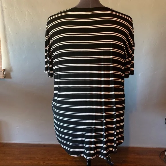 NWOT. Striped V-Neck T-Shirt * XL - Picture 4 of 10
